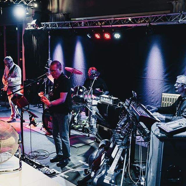 Band „Weiss bescheid?!“ sorgt für Stimmung