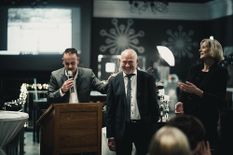 Geschäftsführer Christian Böttcher dankt Werner Hüning und Monika Limberg